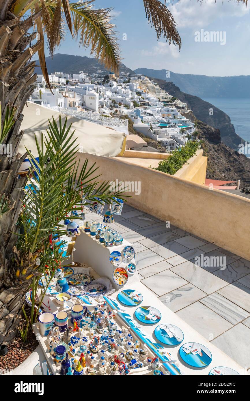 Vista dei souvenir nel villaggio di Oia, Santorini, Isola Egeo, Cicladi, Isole Greche, Grecia, Europa Foto Stock
