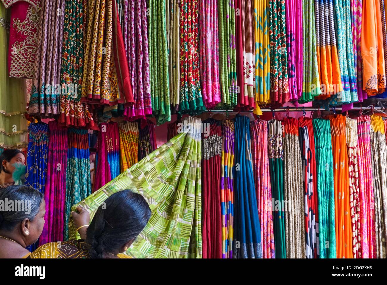 Saree bancarelle per le strade di Hyderabad con vivaci e colorate sari in esposizione per la vendita Foto Stock