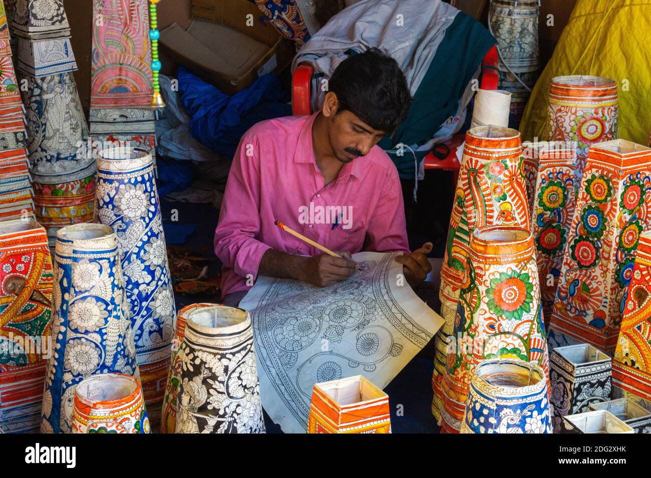 Artista a Shilparamam Hyderabad Telangana India pittura Beautiful motivi floreali sulle tonalità della lampada su carta resistente, tela e tessuto Foto Stock