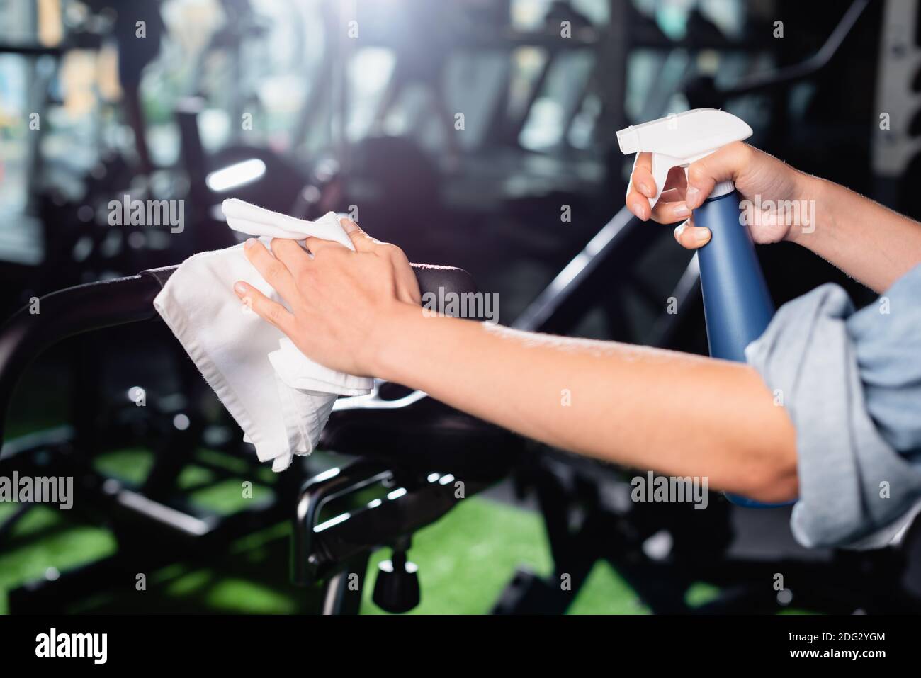 vista parziale delle attrezzature sportive per la pulizia delle donne in palestra primo piano sfocato Foto Stock