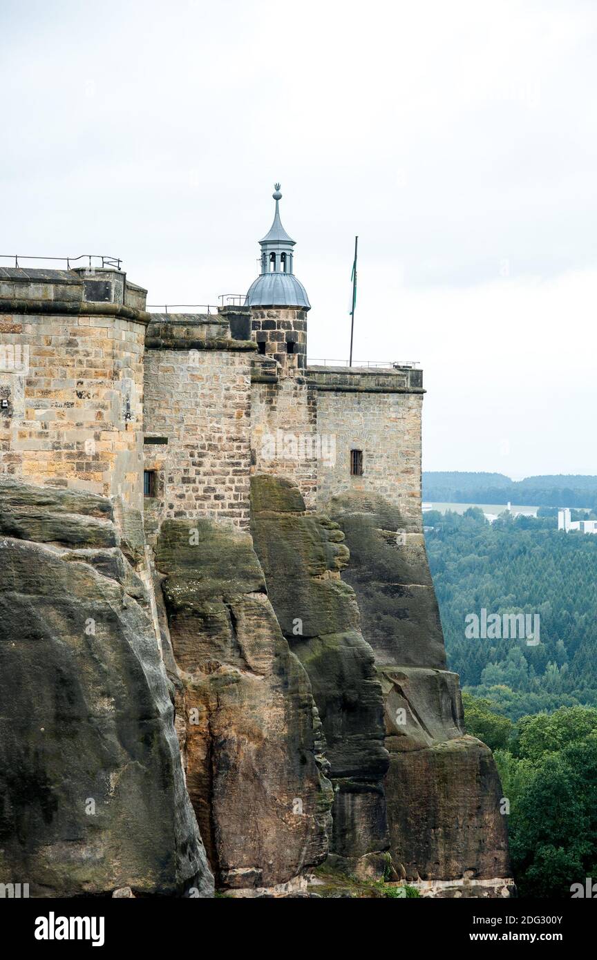 Parte della Fortezza di koenigstein, situata in rocce, Germania Foto Stock