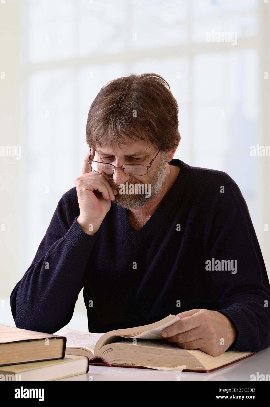 L'uomo la lettura di un libro Foto Stock