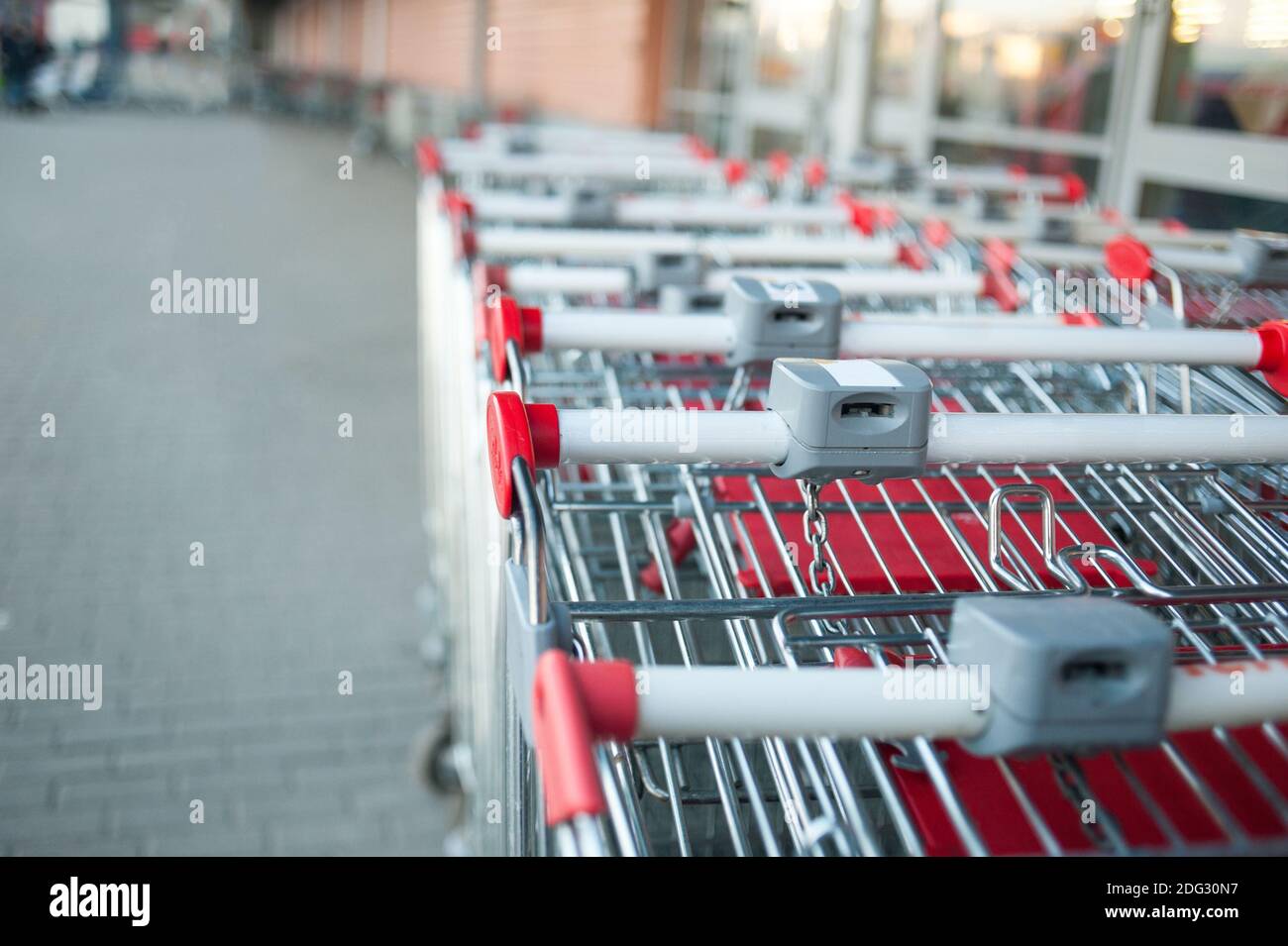 Vicino al centro commerciale, si trova una parte dei carrelli per lo shopping Foto Stock