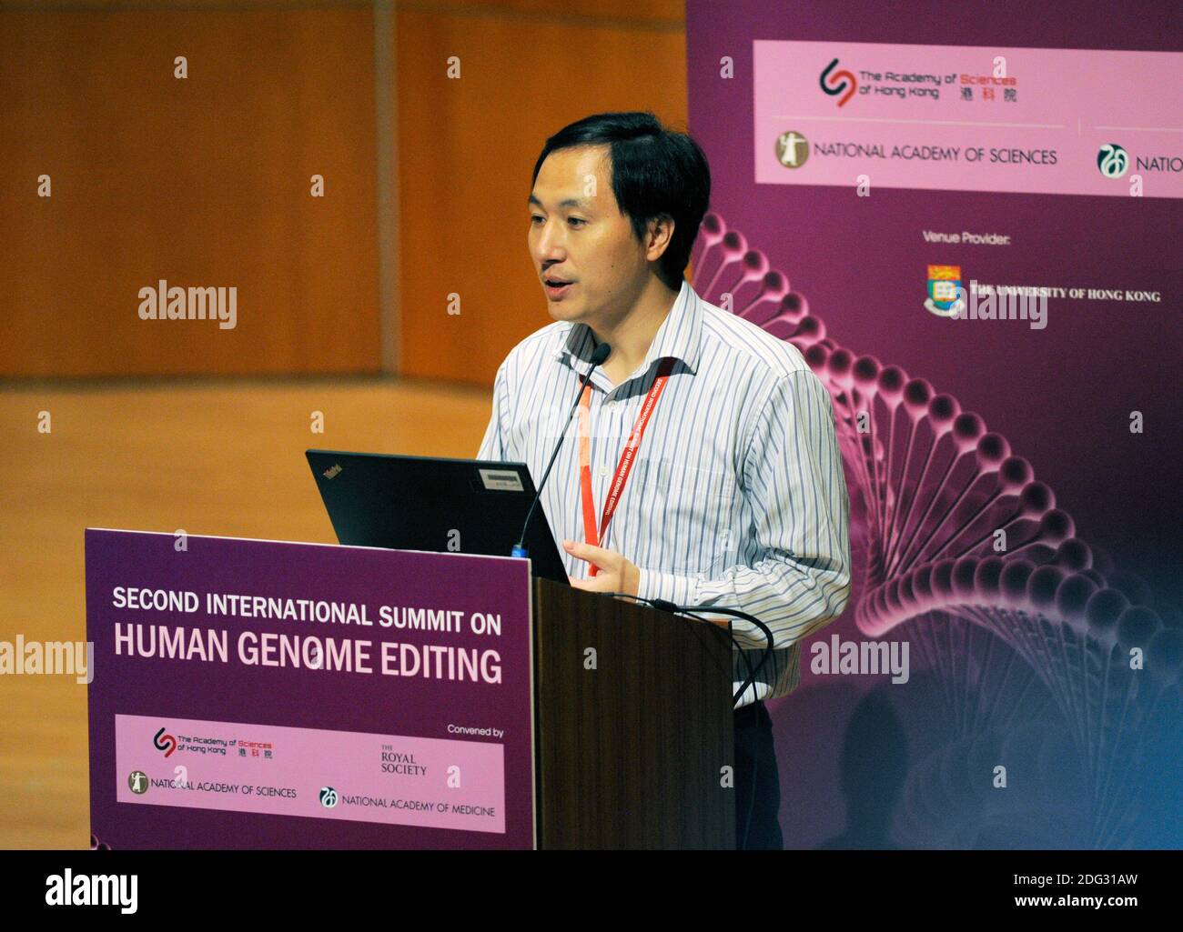Il biologo cinese He Jiankui ha tenuto una presentazione all'Università di Hong Kong durante il secondo Summit Internazionale sull'editing umano del genoma. Aveva alterato biologicamente il genoma di due gemelli nel tentativo di renderli resistenti all'AIDS, cosa che aveva il loro padre biologico. Fu condannato dalla comunità scientifica, e fu messo in custodia subito dopo il suo discorso e fu infine incarcerato. Foto Stock