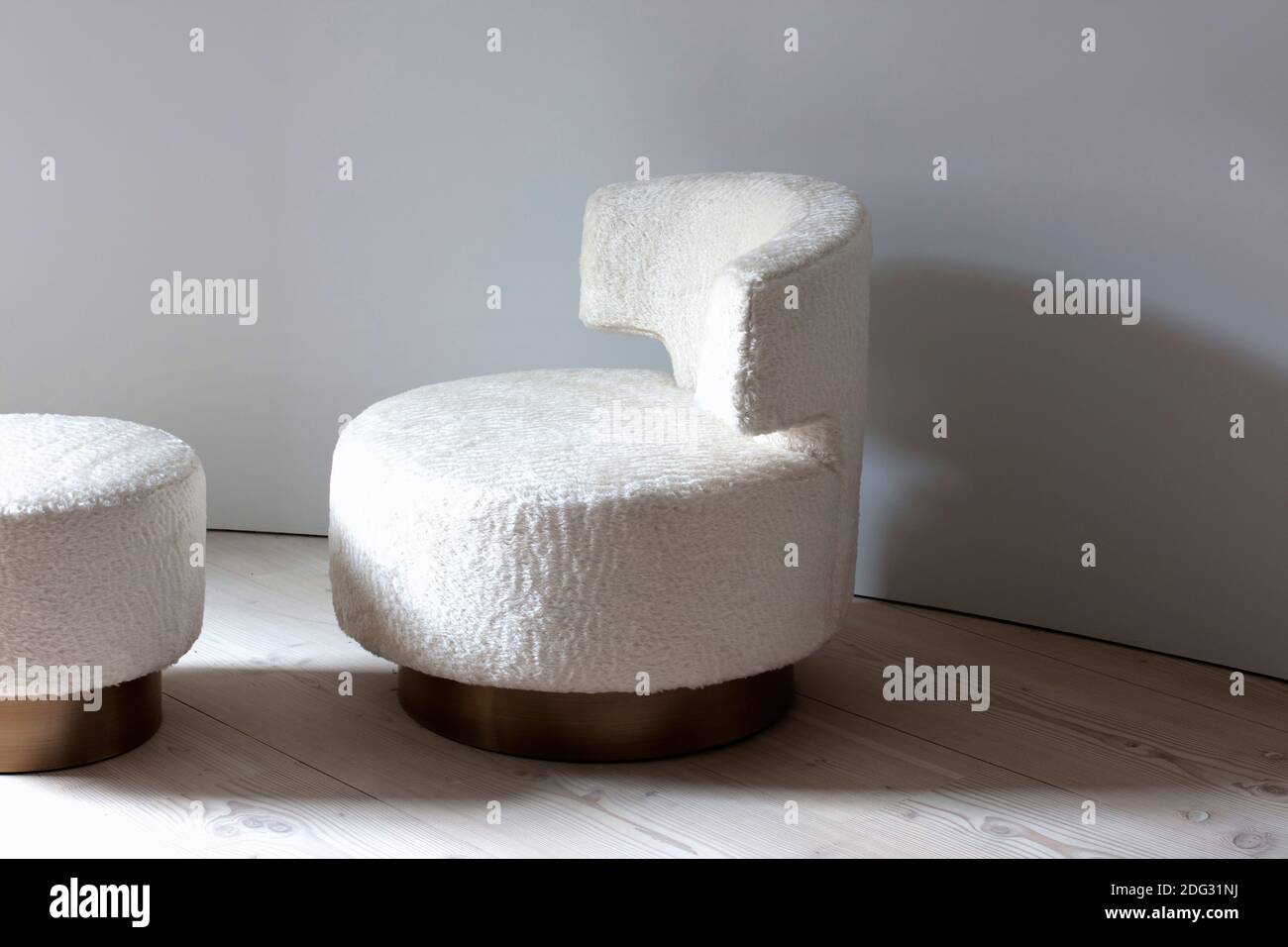 Sedia bianca e poggiapiedi Foto Stock