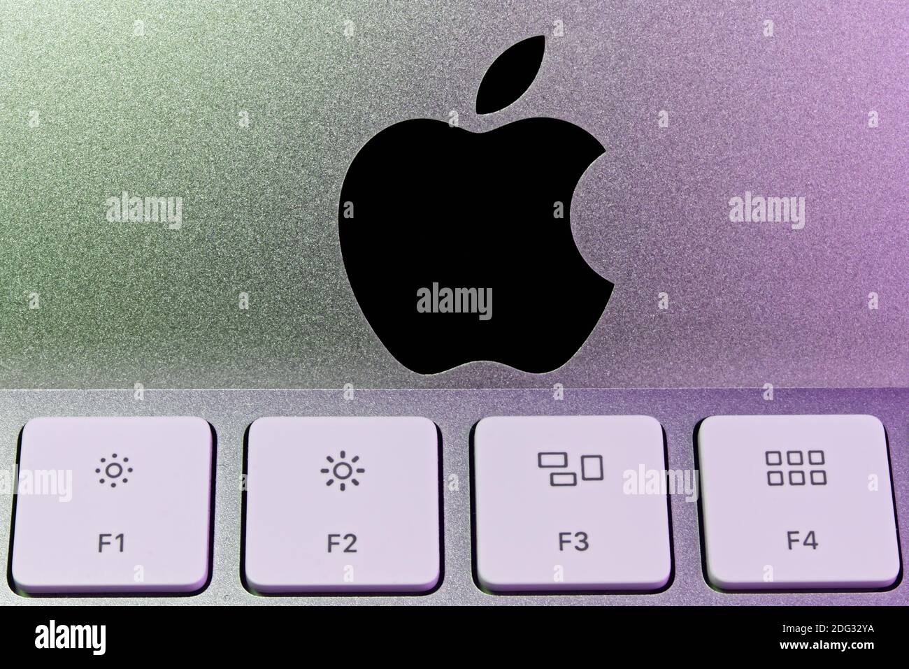 Logo Apple nero su sfondo in alluminio. Foto Stock