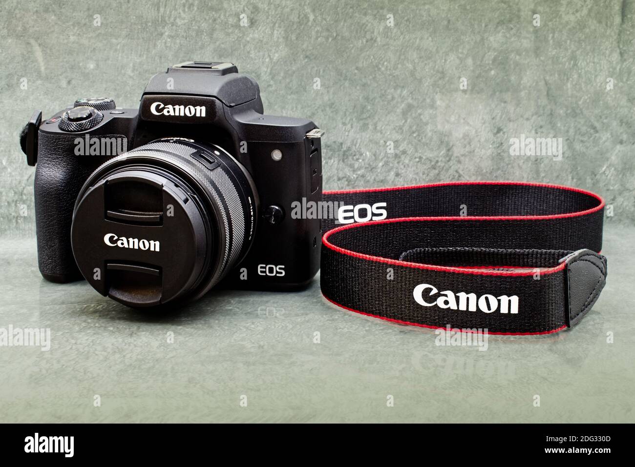 Canon EOS M50 isolato su fondo in marmo. Scatto in studio. Foto Stock
