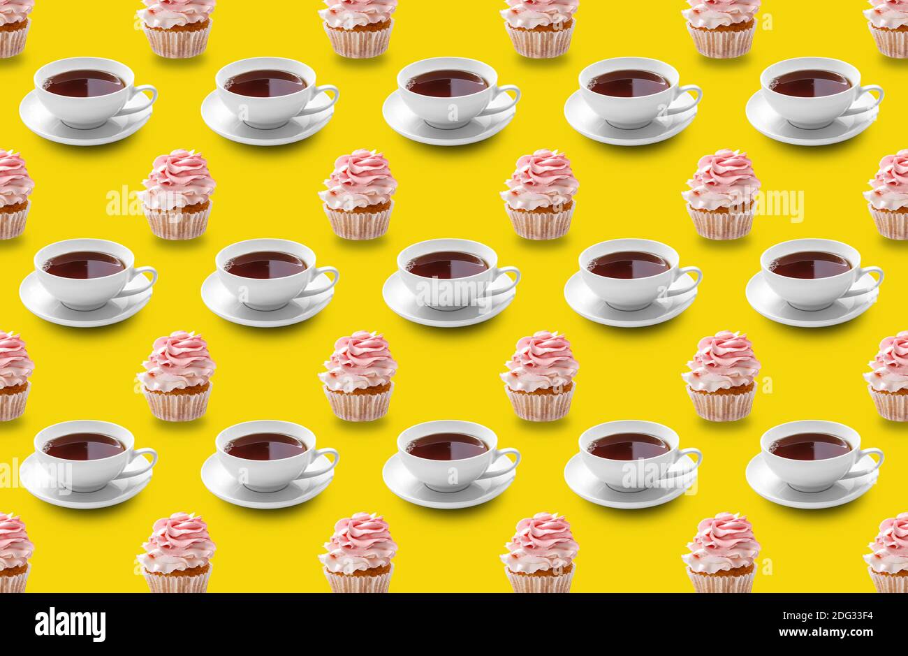Pan di Spagna con panna sotto forma di una rosa e una tazza di tè su uno sfondo giallo isolato.il concetto della celebrazione. Ripetizione senza giunture. Origine Foto Stock