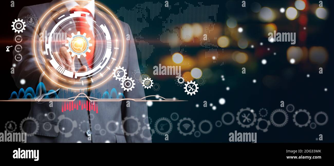 Uomo d'affari che tocca il cervello in ruota dentata. Ottimizzazione della costruzione. Industria 4.0. Supporti misti Foto Stock