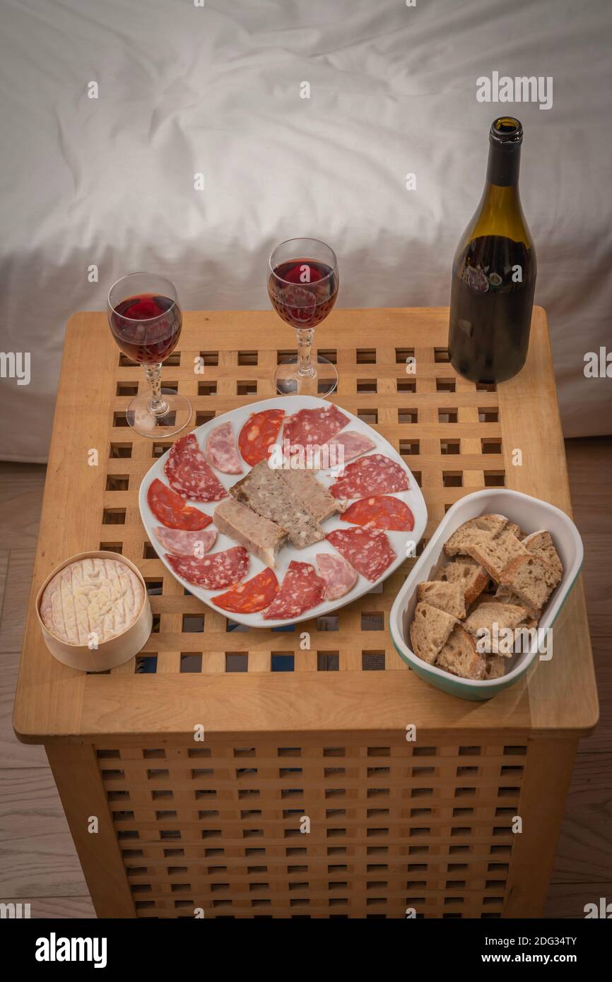 Parigi, Francia - 12 28 2019: Tavolo per il rilascio del Beaujolais Nouveau Foto Stock