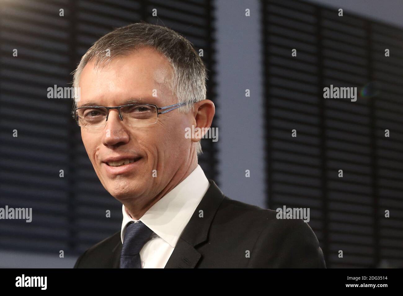 File photo - Carmaker francese PSA Peugeot Citroen Presidente del Consiglio di amministrazione, Carlos Tavares organizza una conferenza stampa per presentare il piano strategico del gruppo "Back in the Race" presso la sede centrale di PSA, a Parigi, in Francia, il 14 aprile 2014. La società francese proprietaria di Peugeot e Citroen ha concluso un accordo di 2,2 miliardi di euro per acquistare l'unità europea di General Motors, compresa Vauxhall. GM Europe non ha realizzato profitti dal 1999 e l'accordo ha suscitato timori per la perdita di posti di lavoro a Vauxhall. Con le attività di GM Opel e Vauxhall, PSA Group sarebbe diventato il secondo costruttore di automobili in Europa, dietro Volkswagen. Phot Foto Stock