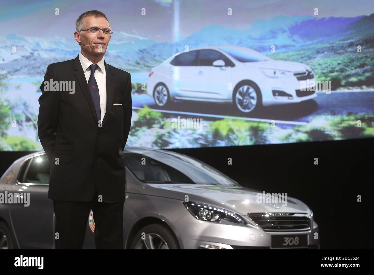 File photo - Carmaker francese PSA Peugeot Citroen Presidente del Consiglio di amministrazione, Carlos Tavares organizza una conferenza stampa per presentare il piano strategico del gruppo "Back in the Race" presso la sede centrale di PSA, a Parigi, in Francia, il 14 aprile 2014. La società francese proprietaria di Peugeot e Citroen ha concluso un accordo di 2,2 miliardi di euro per acquistare l'unità europea di General Motors, compresa Vauxhall. GM Europe non ha realizzato profitti dal 1999 e l'accordo ha suscitato timori per la perdita di posti di lavoro a Vauxhall. Con le attività di GM Opel e Vauxhall, PSA Group sarebbe diventato il secondo costruttore di automobili in Europa, dietro Volkswagen. Phot Foto Stock