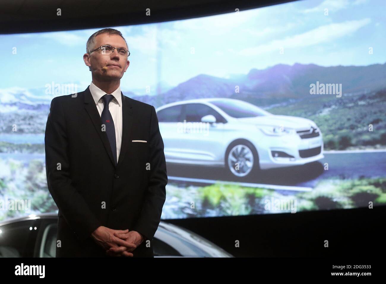 File photo - Carmaker francese PSA Peugeot Citroen Presidente del Consiglio di amministrazione, Carlos Tavares organizza una conferenza stampa per presentare il piano strategico del gruppo "Back in the Race" presso la sede centrale di PSA, a Parigi, in Francia, il 14 aprile 2014. La società francese proprietaria di Peugeot e Citroen ha concluso un accordo di 2,2 miliardi di euro per acquistare l'unità europea di General Motors, compresa Vauxhall. GM Europe non ha realizzato profitti dal 1999 e l'accordo ha suscitato timori per la perdita di posti di lavoro a Vauxhall. Con le attività di GM Opel e Vauxhall, PSA Group sarebbe diventato il secondo costruttore di automobili in Europa, dietro Volkswagen. Phot Foto Stock