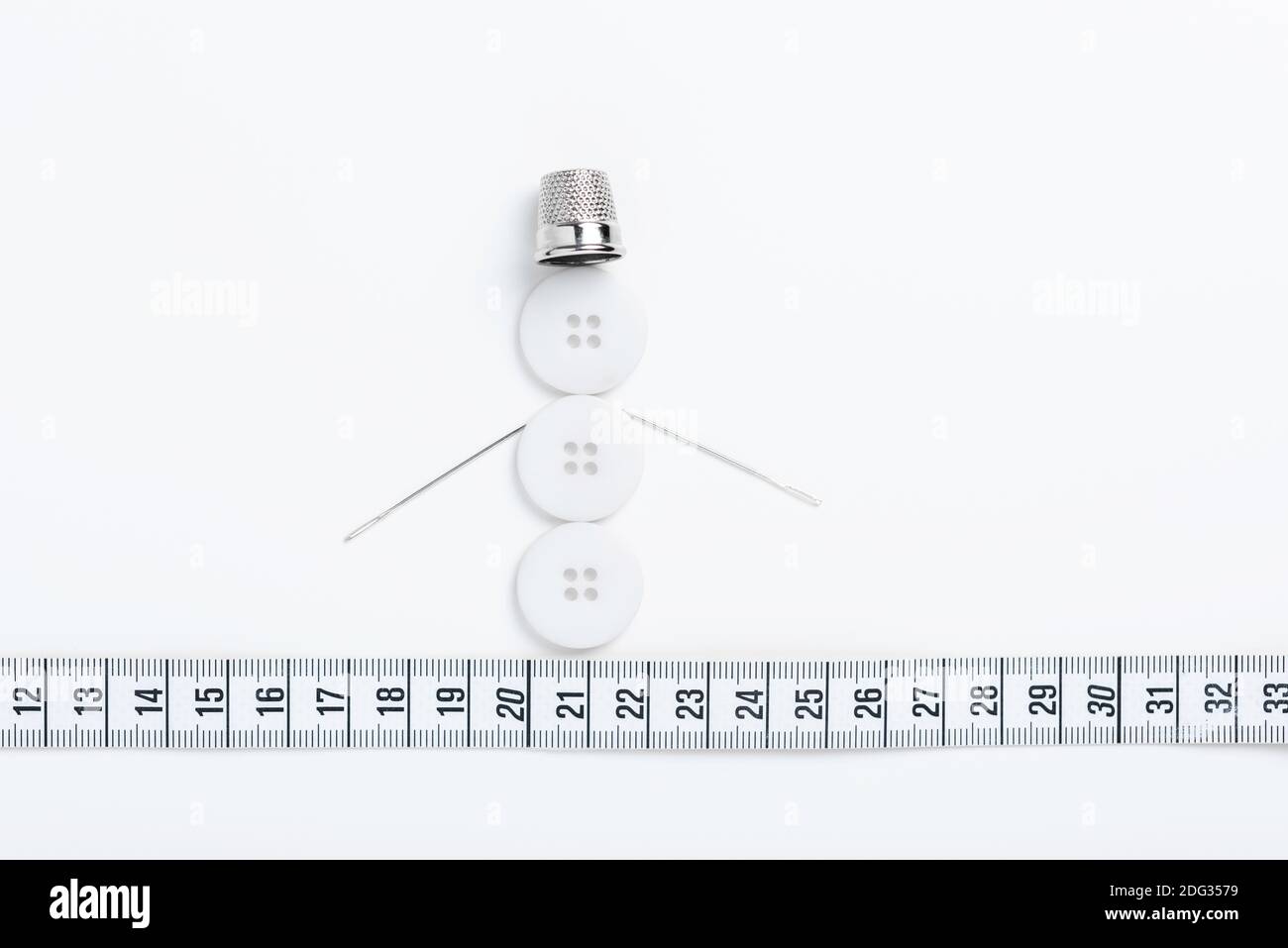 Tema cucito disegno creativo piatto: snowman fatto di bottoni, ditale, aghi su sfondo bianco Foto Stock