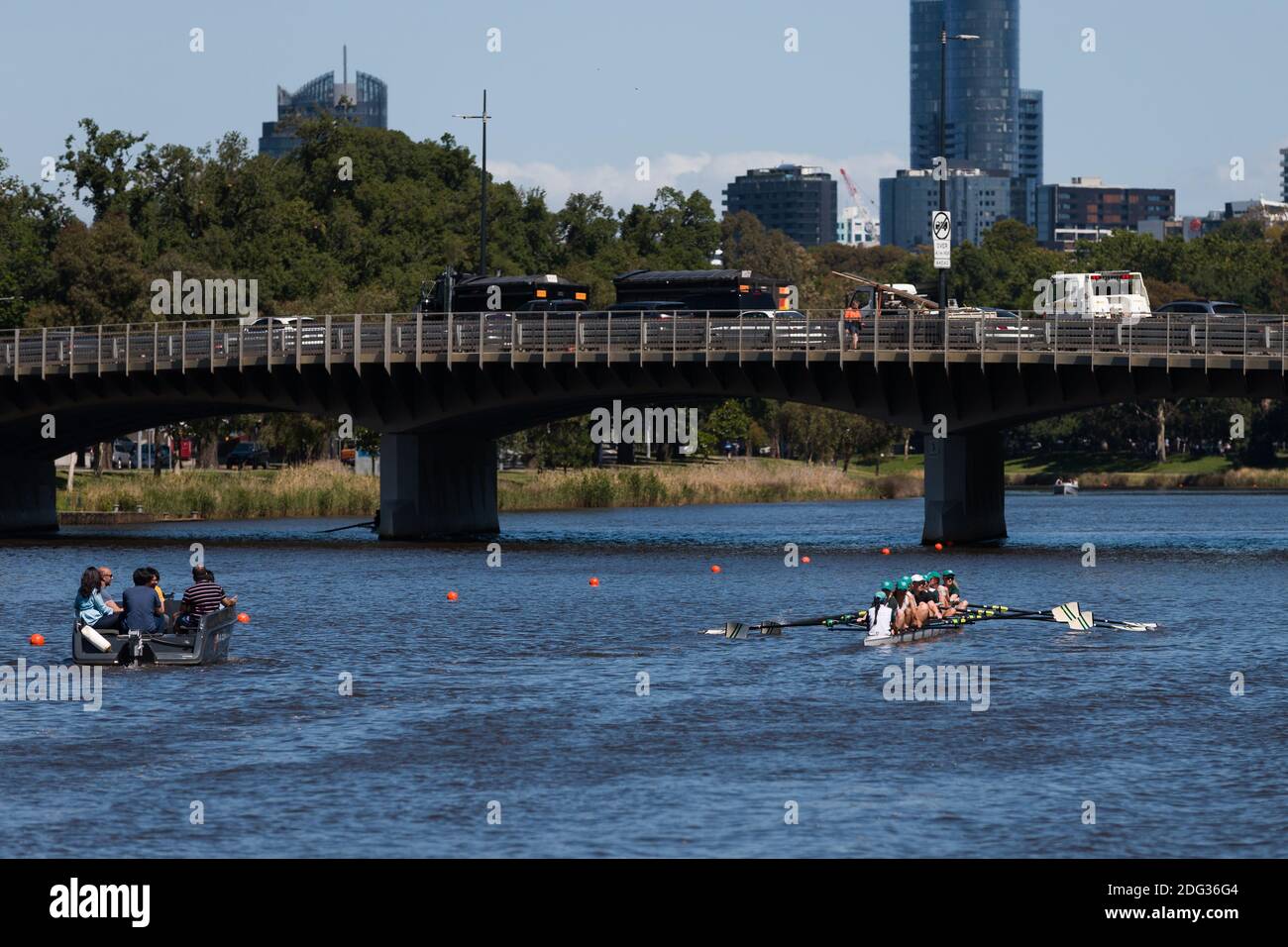 Melbourne, Australia, 4 dicembre 2020. I vogatori tornano allo Yarra durante il trentacinquesimo giorno di zero casi COVID-19 a Victoria, Australia. Lo sport scolastico e comunitario sta aumentando e, man mano che il tempo migliora, più persone si stanno avventurando fuori e stanno per godersi questa grande città. Il Premier Daniel Andrews sta esercitando pressioni affinché mantenga la promessa di rimuovere tutte le restrizioni rimaste. Credit: Dave Hewison/Alamy Live News Foto Stock