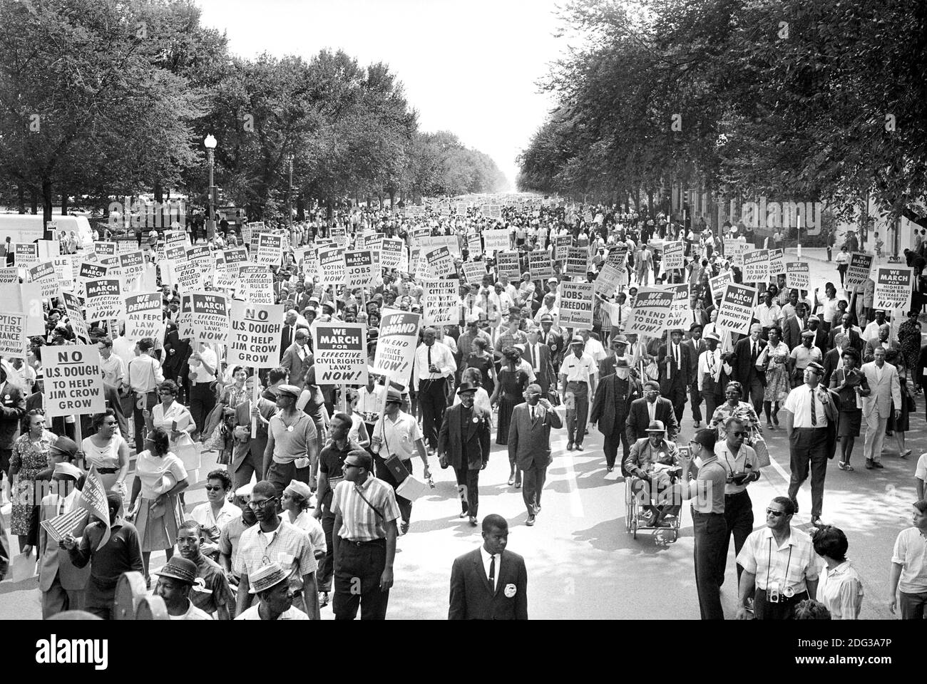 Folla con segni a marzo su Washington per il lavoro e la libertà, Washington Monument in background, Washington, D.C., USA, foto di Warren K. Leffler, 28 agosto 1963 Foto Stock