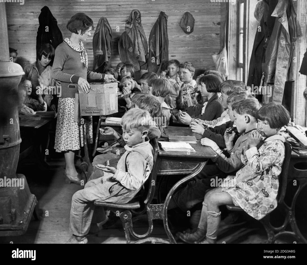 Scolari della regione della siccità mangiare biscotti forniti da Junior Red Cross, girasole, Mississippi, USA, Lewis Wickes Hine, American National Red Cross Collection, 1930 Foto Stock