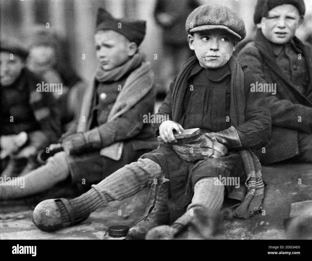 I giovani Orphan Boys brillano i loro stivali in pelle ricevuti da Junior Croce Rossa d'America, Ypres, Fiandre Occidentali, Belgio, American National Red Cross Collection, 1920 Foto Stock