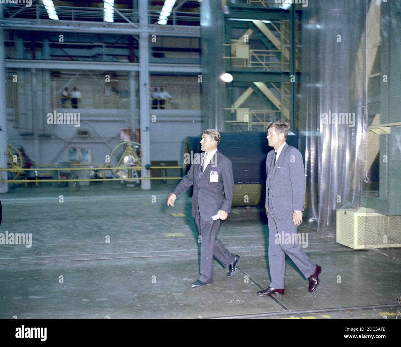 Il presidente degli Stati Uniti John F. Kennedy ha visitato il Marshall Space Flight Center (MSFC) a Huntsville, Alabama, USA, il 11 settembre 1962. Qui il presidente Kennedy e il dottor Wernher von Braun, direttore del MSFC, si sono recati in un tour di uno dei laboratori. Foto di NASA via CNP Foto Stock