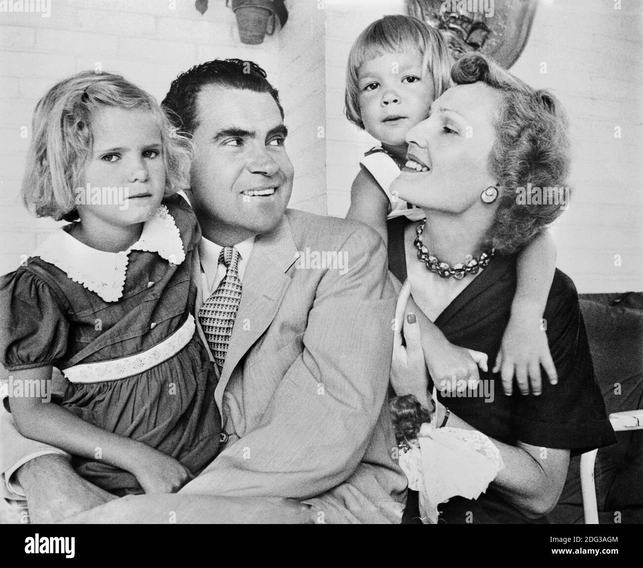 Senatore degli Stati Uniti e sig.ra Richard M. Nixon con le figlie Tricia e Julie, Charlotte Brooks, LOOK Magazine Photograph Collection, luglio 1952 Foto Stock