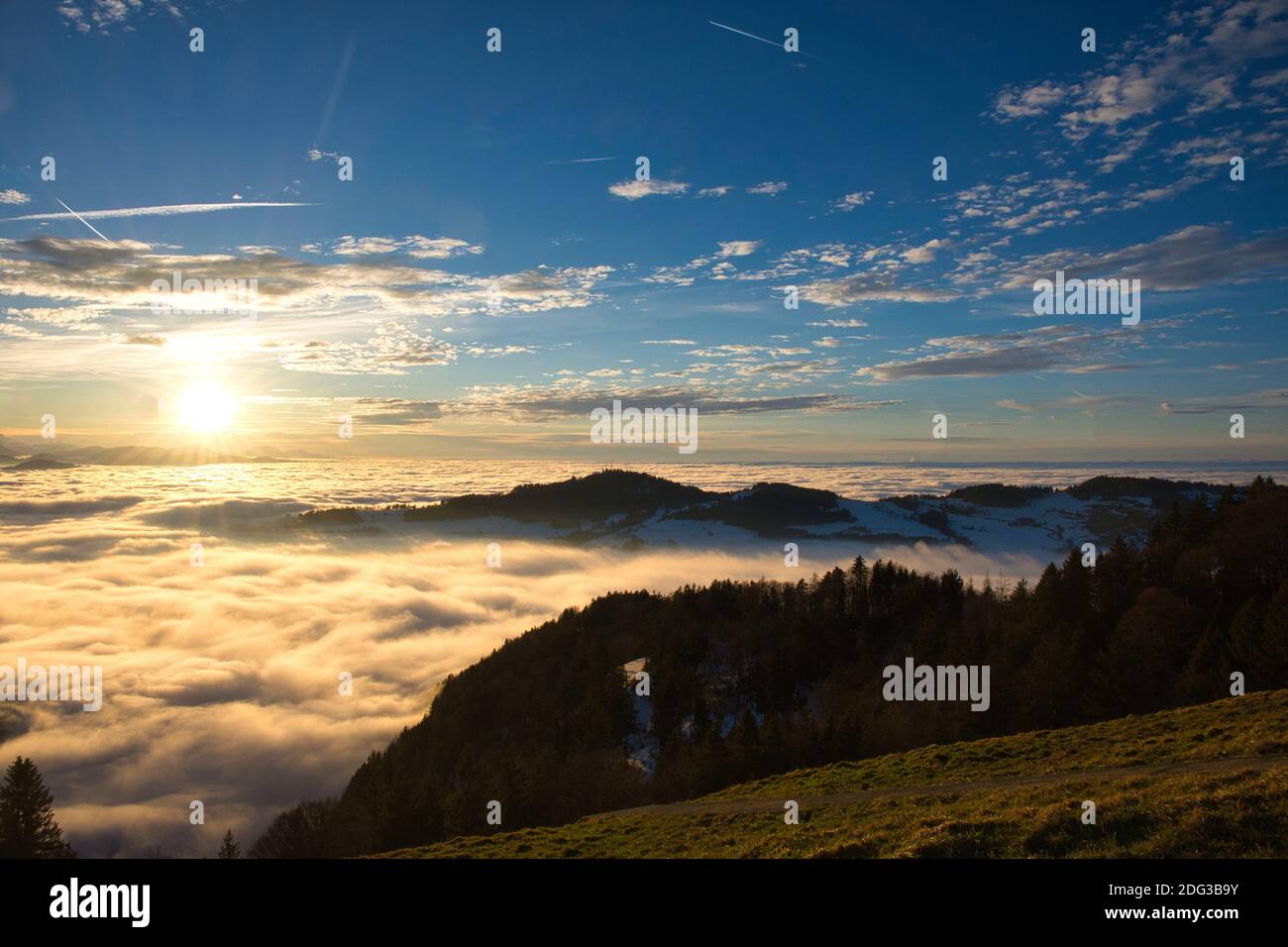 Tramonto sul mare della nebbia con vista sulla collina di bachtel e sulla città di zurigo Foto da Alp Scheidegg, Zurigo Oberland Svizzera Foto Stock