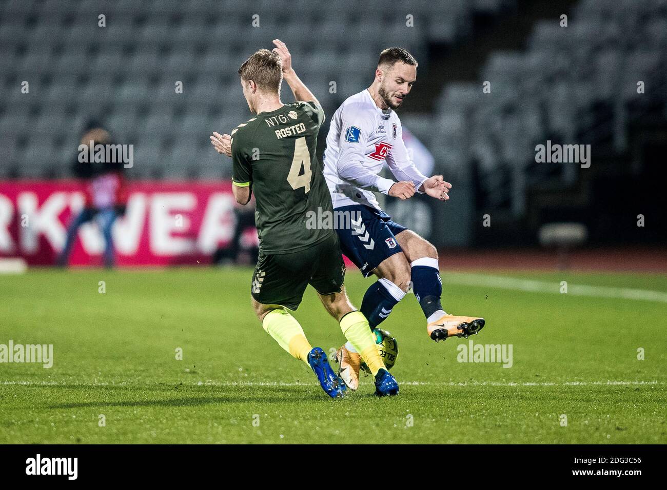 Aarhus, Danimarca. 07 dicembre 2020. Casper Hojer Nielsen (16) di AGF e Sigurd Rosted (4) di Broendby visto durante la partita 3F Superliga tra Aarhus GF e Broendby IF al Ceres Park di Aarhus. (Photo Credit: Gonzales Photo/Alamy Live News Foto Stock