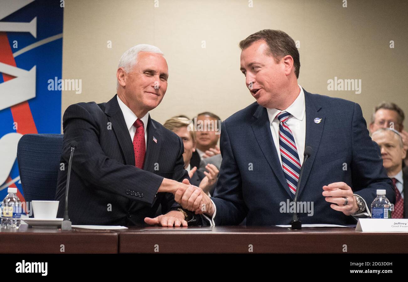 Il Vice Presidente degli Stati Uniti Mike Pence (a sinistra) e il Chief Financial Officer della NASA Jeff DeWit stringono le mani con i leader della NASA presso la sede centrale della NASA il 23 aprile 2018 a Washington, DC. Foto Stock