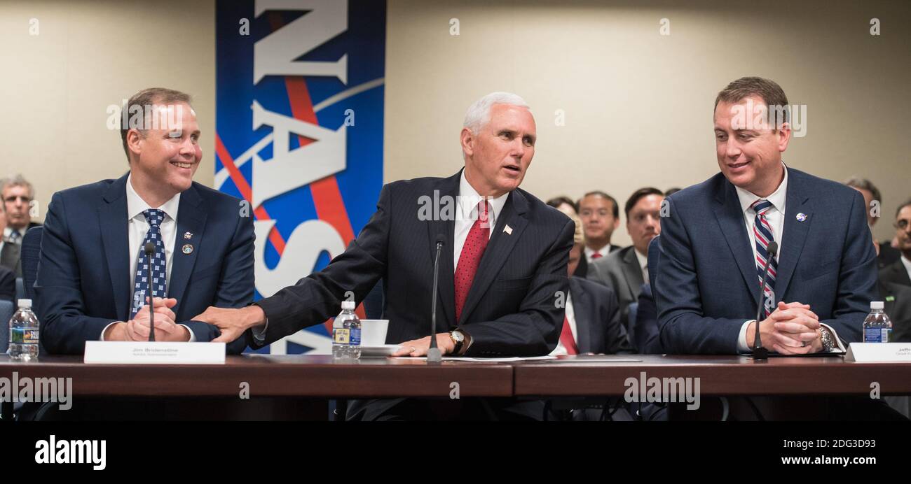 L'amministratore della NASA Jim Bridenstine (a sinistra), il vicepresidente degli Stati Uniti Mike Pence e il Chief Financial Officer della NASA Jeff DeWit parlano con i leader della NASA presso la sede centrale della NASA il 23 aprile 2018 a Washington, DC. Foto Stock