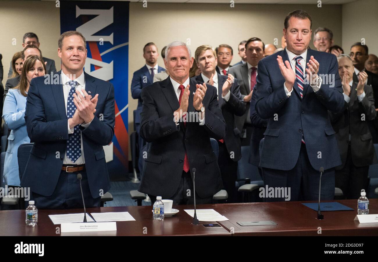 Jim Bridenstine, amministratore della NASA (a sinistra), Vice Presidente degli Stati Uniti Mike Pence e Chief Financial Officer della NASA Jeff DeWit, hanno dato un'ovazione all'ex amministratore della NASA Robert Lightfoot presso la sede centrale della NASA il 23 aprile 2018 a Washington, DC. Foto Stock