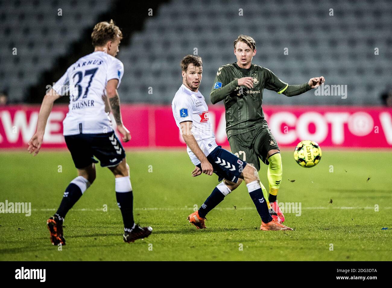 Aarhus, Danimarca. 07 dicembre 2020. Simon Hedlund (27) di Broendby IF e Nicolai Poulsen di AGF visto durante la partita 3F Superliga tra Aarhus GF e Broendby IF al Ceres Park di Aarhus. (Photo Credit: Gonzales Photo/Alamy Live News Foto Stock