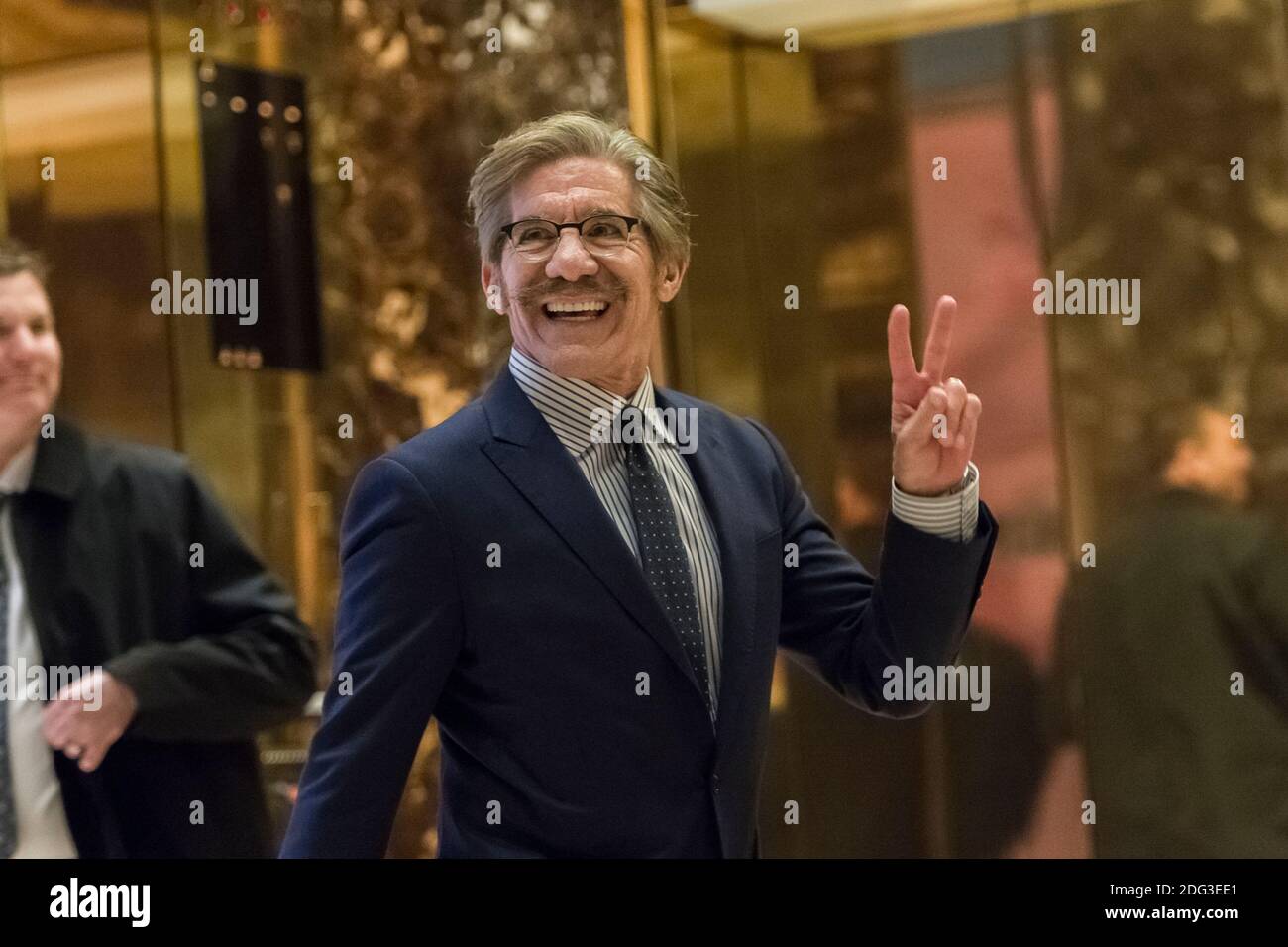 Geraldo Rivera, reporter e talk show, è visto al suo arrivo nella lobby della Trump Tower a New York, NY, USA il 13 gennaio 2017. Credit: Albin Lohr-Jones / Pool via CNP Foto Stock