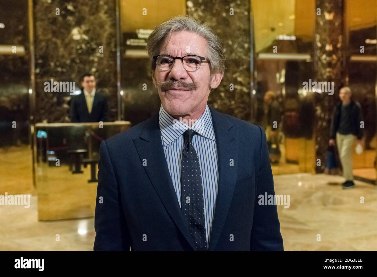 Geraldo Rivera, il reporter e talk show, è visto parlare con la stampa nella lobby della Trump Tower a New York, NY, USA il 13 gennaio 2017. Credit: Albin Lohr-Jones / Pool via CNP Foto Stock