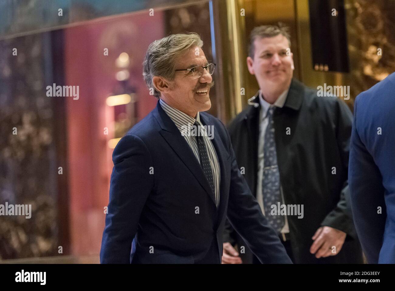 Geraldo Rivera, reporter e talk show, è visto al suo arrivo nella lobby della Trump Tower a New York, NY, USA il 13 gennaio 2017. Credit: Albin Lohr-Jones / Pool via CNP Foto Stock