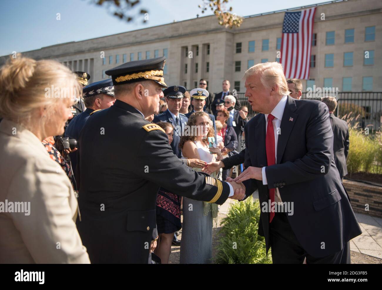 Il presidente degli Stati Uniti Donald Trump saluta il capo di stato maggiore dell'esercito Mark Milley prima dell'inizio della cerimonia dell'osservanza del 9/11 al Pentagono 11 settembre 2017 a Washington, DC. Foto Stock