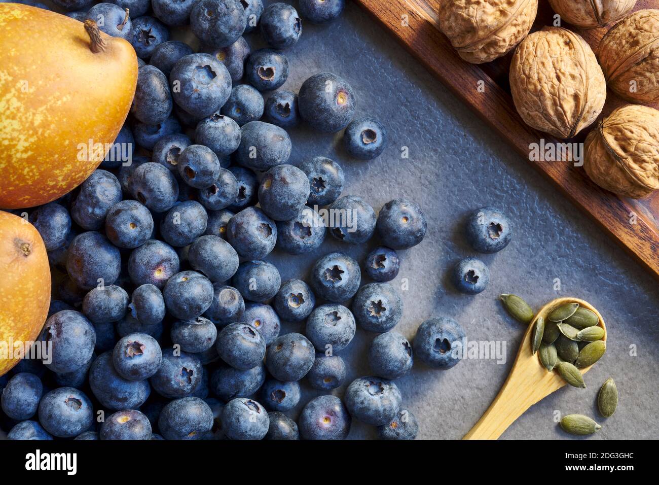 Mirtilli, pere e noci biologici appena raccolti. Vendemmia invernale. Vista dall'alto. Foto Stock