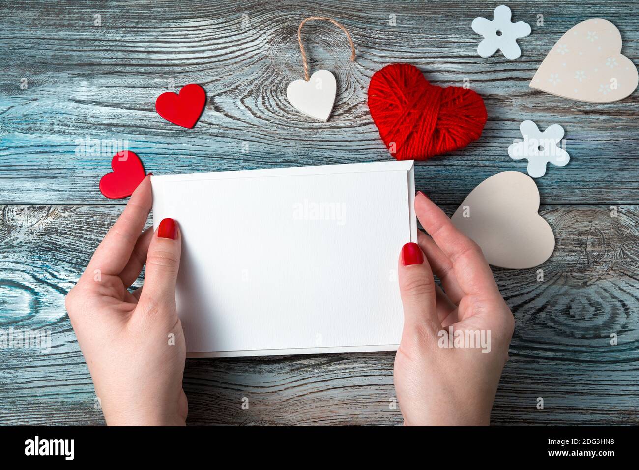 Busta bianca con una lettera vuota nelle mani di una donna su ...
