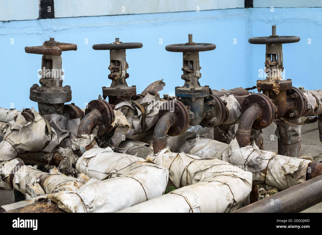 Vecchie valvole della tubazione Foto Stock