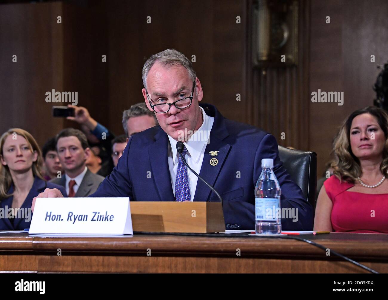 Il Rappresentante degli Stati Uniti Ryan Zinke (Repubblicano del Montana) testimonia dinanzi al Comitato del Senato degli Stati Uniti per l'energia e il Commercio, in quanto tiene un'audizione considerando la conferma della sua nomina a Segretario degli Stati Uniti dell'interno a Capitol Hill a Washington, DC, USA, martedì 17 gennaio 2017. Foto di Ron Sachs/CNP/ABACAPRESS.COM Foto Stock