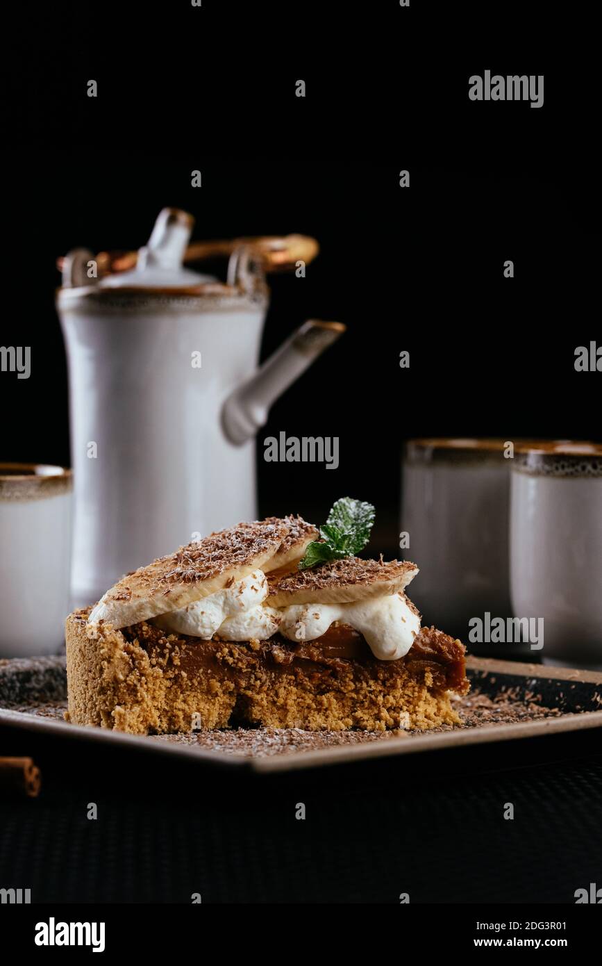 vari dessert con tè su sfondo nero Foto Stock
