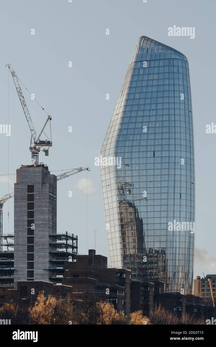 Londra, Regno Unito - 19 novembre 2020: Vista di One Blackfriars, uno sviluppo per uso misto su Blackfriars Road a Bankside, Londra, gru e lavori di costruzione Foto Stock