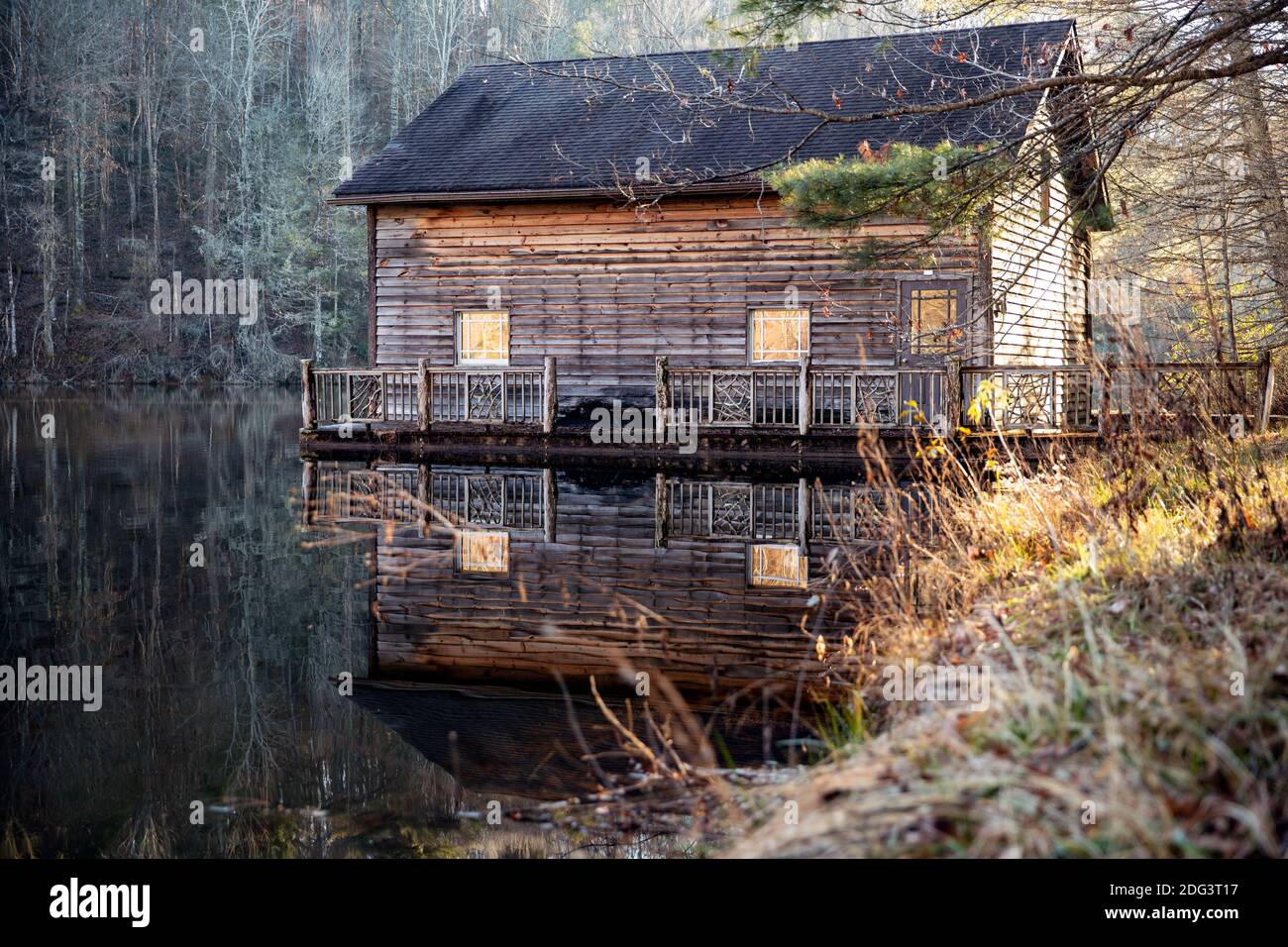 Wooden Boathouse on Lake Julia - DuPont state Recreational Forest - Cedar Mountain, North Carolina, USA Foto Stock