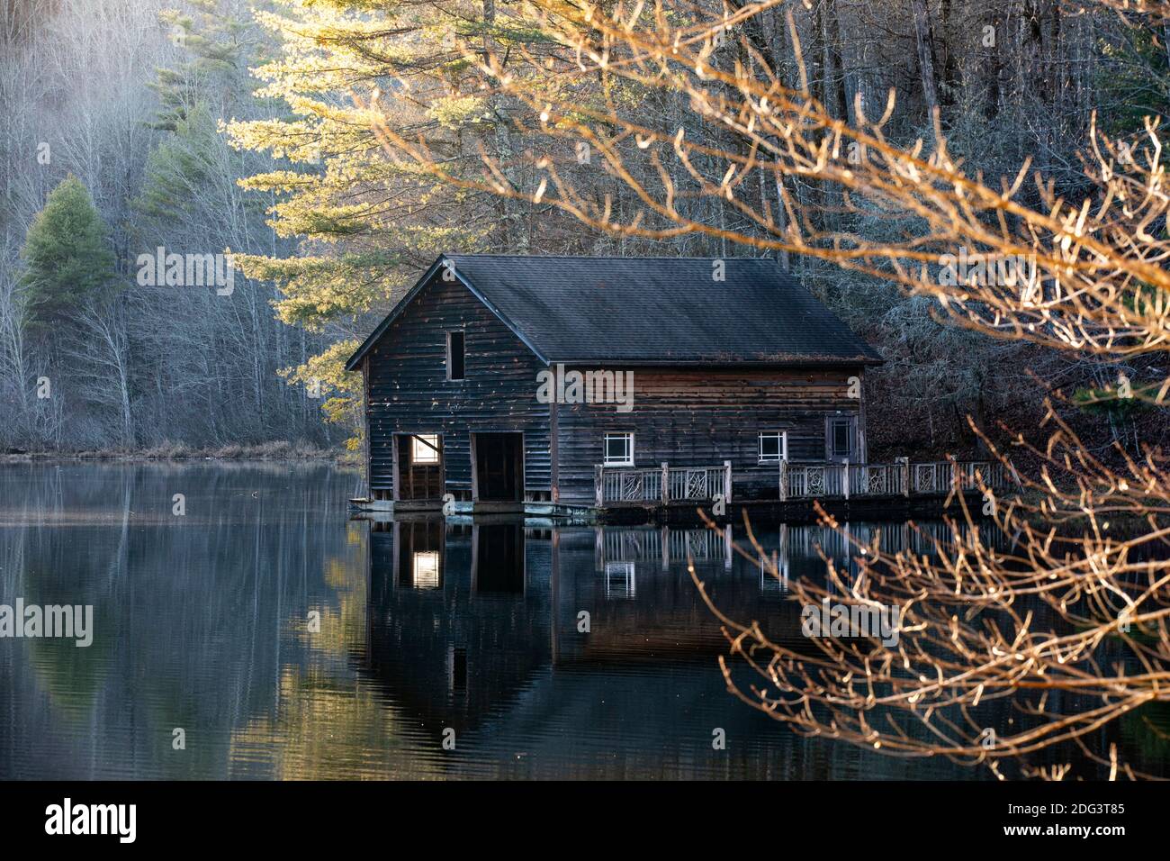 Wooden Boathouse on Lake Julia - DuPont state Recreational Forest - Cedar Mountain, North Carolina, USA Foto Stock