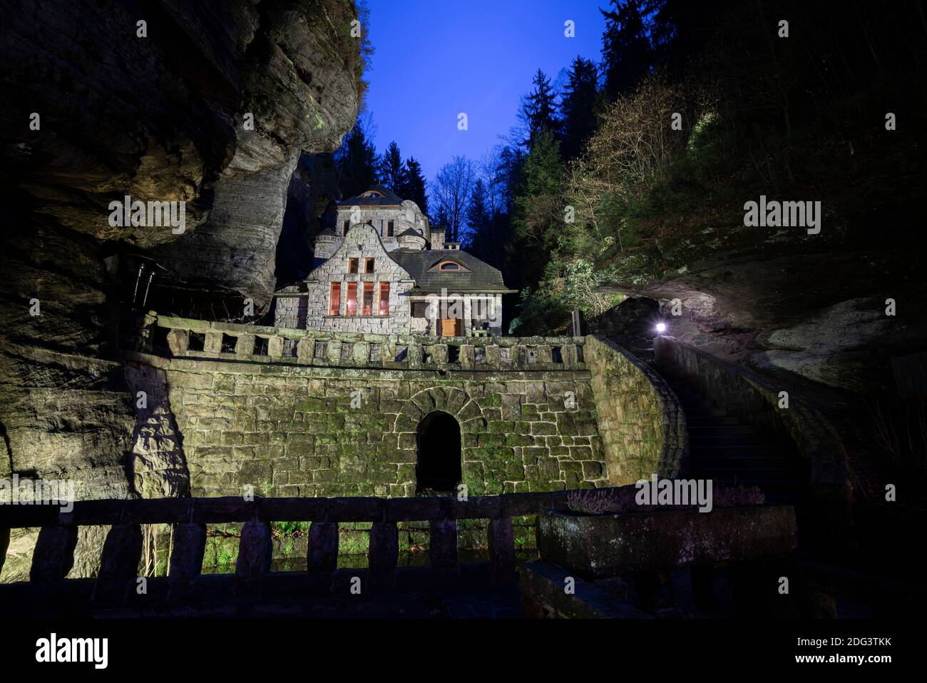 Vista a basso angolo della vecchia Gasworks (Stara plynarna) a Hrensko, Boemia Svizzera Parco Nazionale, Repubblica Ceca Foto Stock
