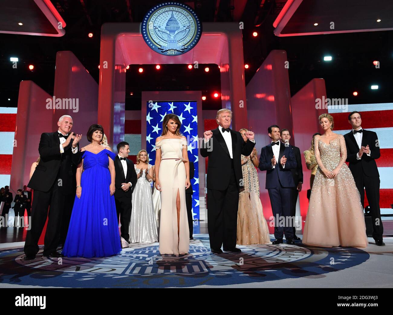 Il presidente Donald Trump, la First Lady Melanie Trump, il vicepresidente Mike Pence e la moglie Karen, insieme alla famiglia Trump parteciperanno alla Freedom Inaugural Ball al Walter E. Washington Convention Center il 20 gennaio 2017 a Washington, D.C. Trump parteciperà a tre palle inaugurali. Foto di Kevin Dietsch/UPI Foto Stock