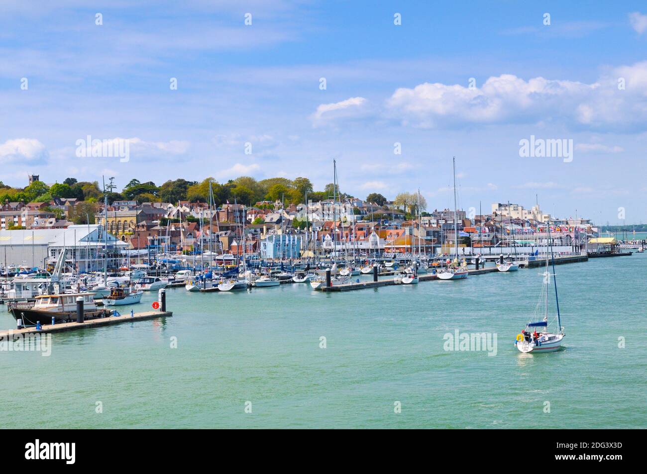 Cowes, Isola di Wight, Inghilterra, Regno Unito. Barche e barche ormeggiate nel porto turistico. Foto Stock