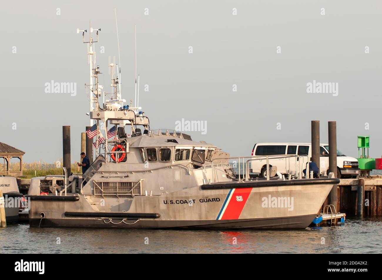 Hatteras, NC, USA - 8 agosto 2014 : le barche di guardia costiera degli stati uniti a cape hatteras uoter banche Foto Stock