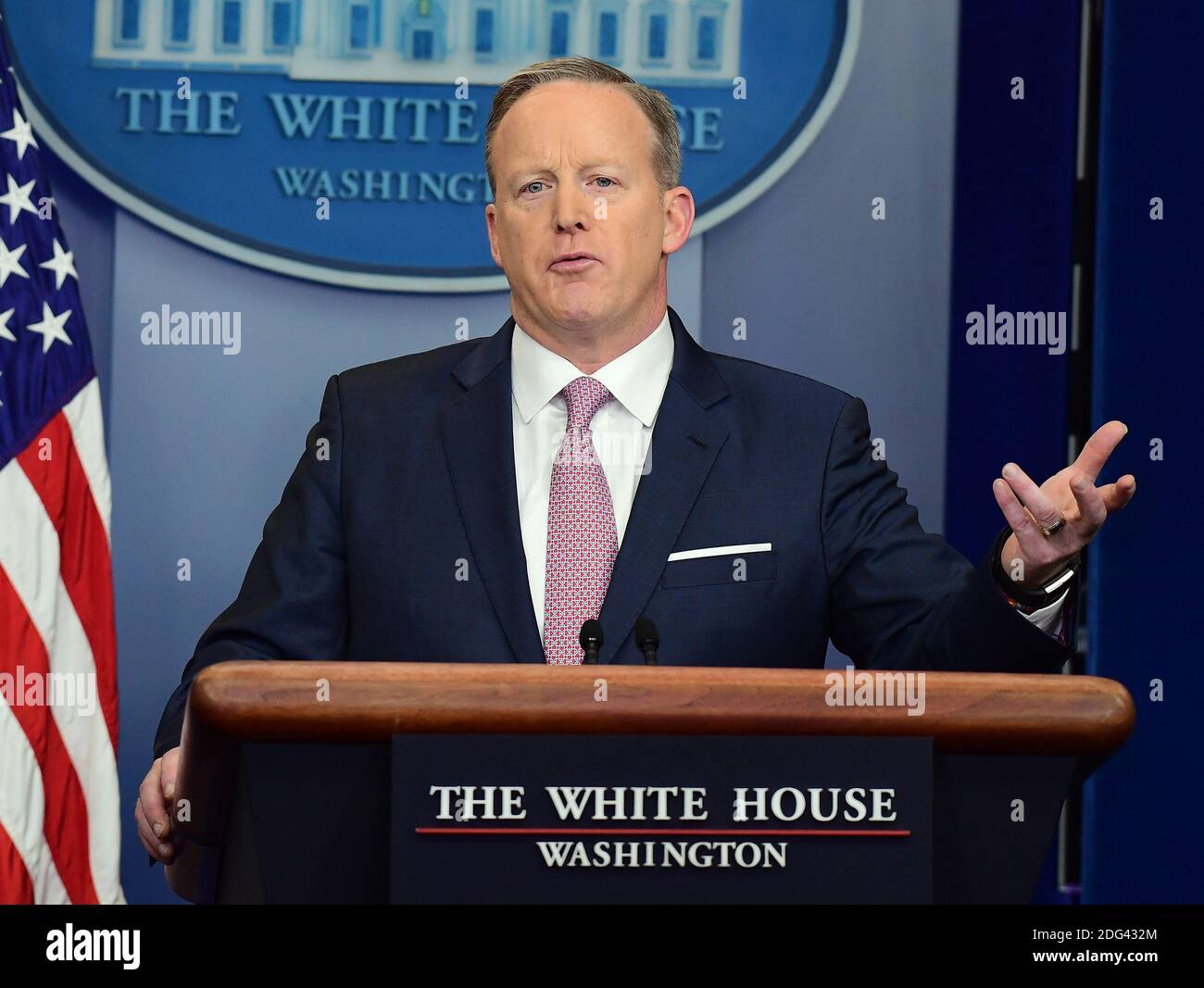 Il Segretario alla stampa della Casa Bianca, Sean Spicer, tiene il suo primo briefing per i media nella Brady Press Briefing Room della Casa Bianca a Washington, DC, USA, lunedì 23 gennaio 2017. Foto di Ron Sachs/CNP/ABACAPRESS.COM Foto Stock