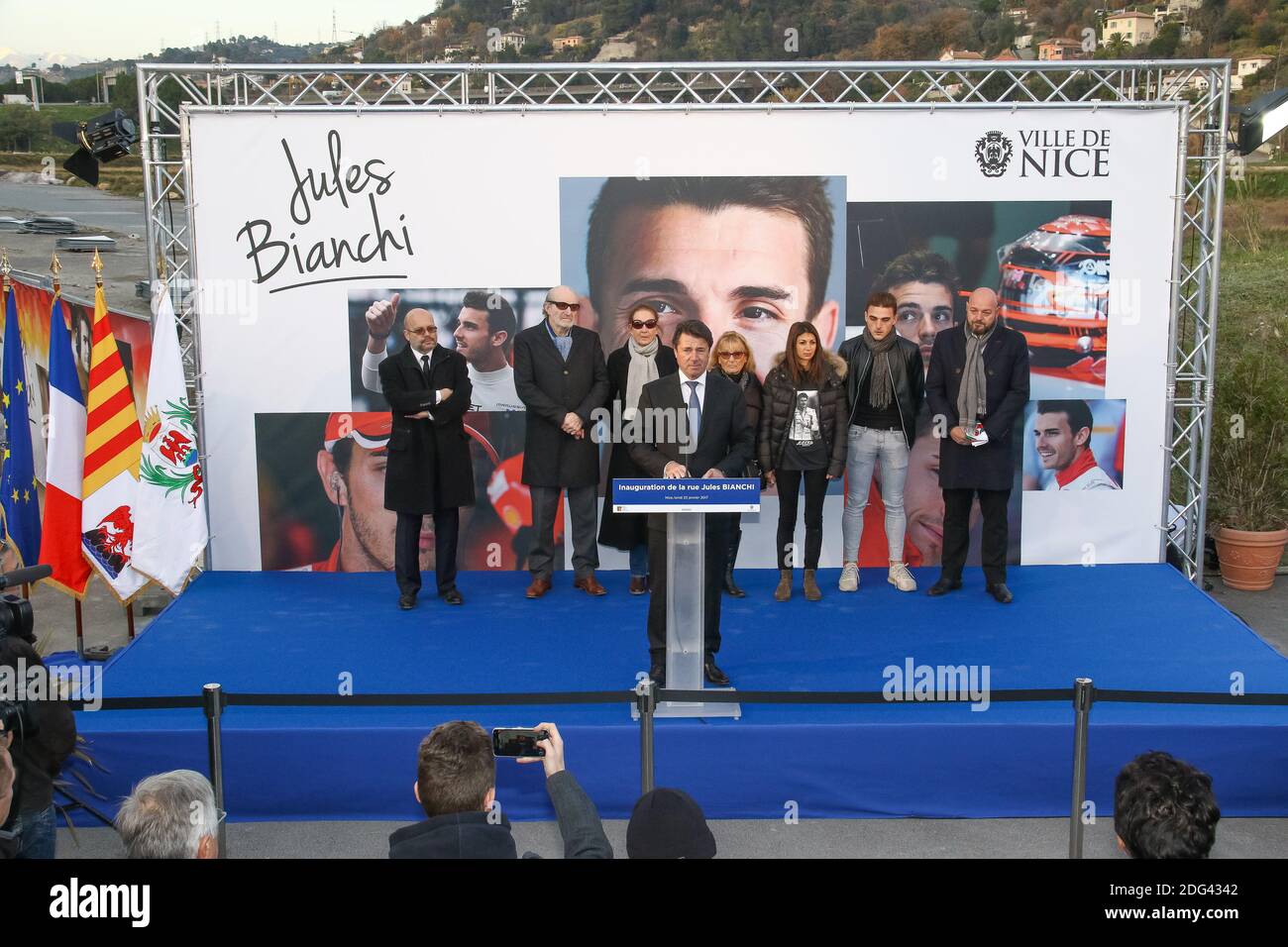 Tributo a Jules Bianchi dalla città di Nizza, pilota di Nizza Formula 1, Vittima di un incidente al Gran Premio del Giappone, il 5 ottobre 2014, è morto per le sue ferite nel luglio 2015 per la presentazione del suo ritratto un lavoro con l'effigie del giovane campione seguito dall'inaugurazione della navata Jules Bianchi da parte di Christian Estrosi, Presidente della Regione Provence-Alpes-Côte d'Azur, Philippe Pradal, Sindaco di Nizza e della famiglia di Jules, Padre Philippe Bianchi, suo fratello Tom e sua sorella Melanie, e suo nonno Mauro Bianchi. Il luogo, l'ingresso sud-est della Riviera Allianz in Foto Stock