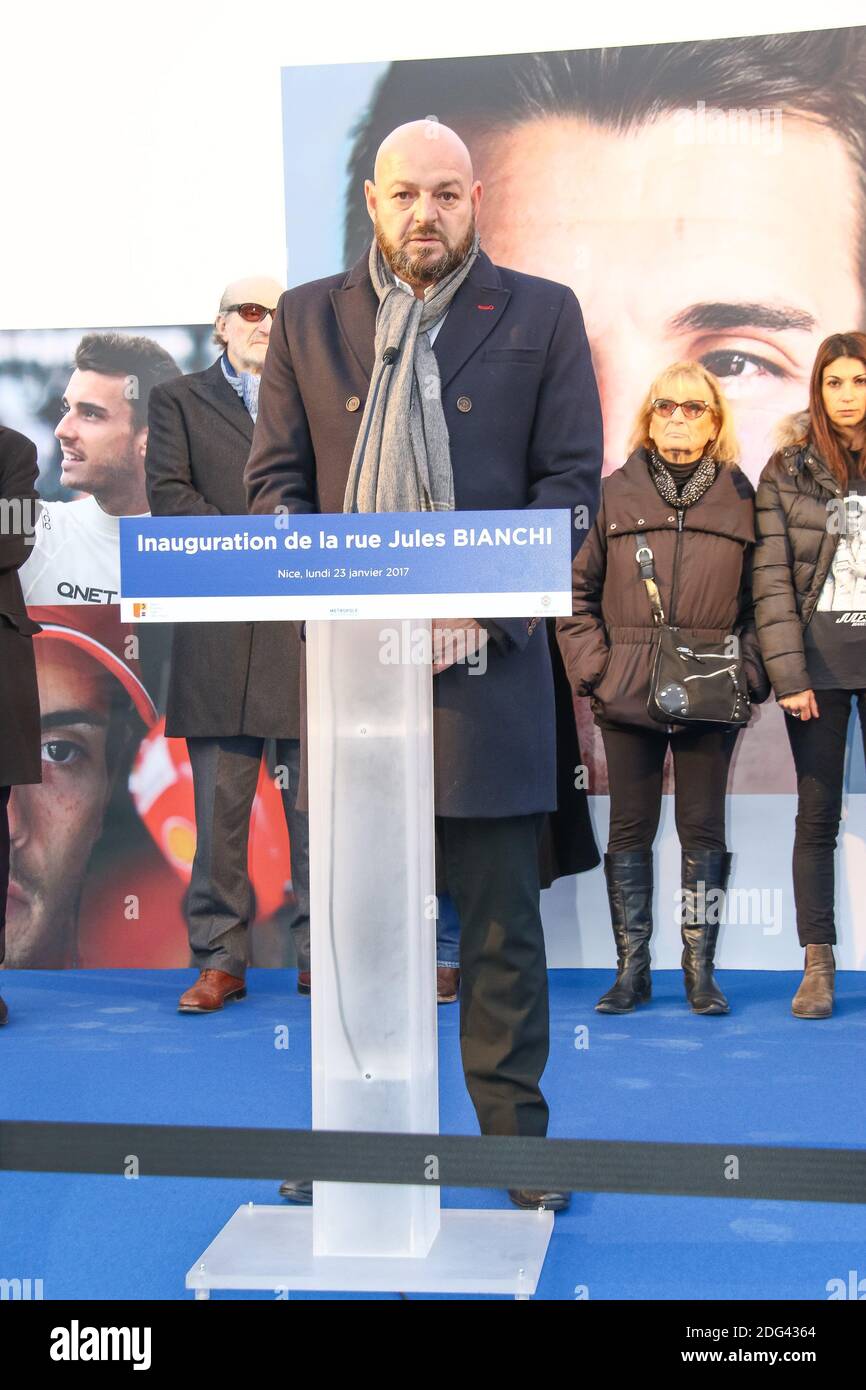 Philippe Bianchi nel corso di un tributo a Jules Bianchi da parte della città di Nizza, pilota di Nizza Formula 1, Vittima di un incidente al Gran Premio del Giappone, il 5 ottobre 2014, è morto per le sue ferite nel luglio 2015 per la presentazione del suo ritratto un lavoro con l'effigie del giovane campione seguito dall'inaugurazione della navata Jules Bianchi da parte di Christian Estrosi, Presidente della Regione Provence-Alpes-Côte d'Azur, Philippe Pradal, Sindaco di Nizza e della famiglia di Jules, Padre Philippe Bianchi, suo fratello Tom e sua sorella Melanie, e suo nonno Mauro Bianchi. Il luogo, l'entrata sud-est Foto Stock