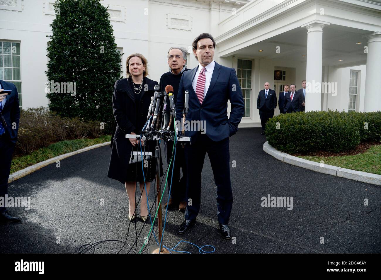 Mark Fields, CEO della Ford, Mary barra e Sergio Marchionne, CEO della Fiat Chrysler, parlano ai media dopo aver incontrato il presidente Donald Trump alla Casa Bianca il 24 gennaio 2017 a Washington, D.C .Foto di Olivier Douliery/Abaca Foto Stock